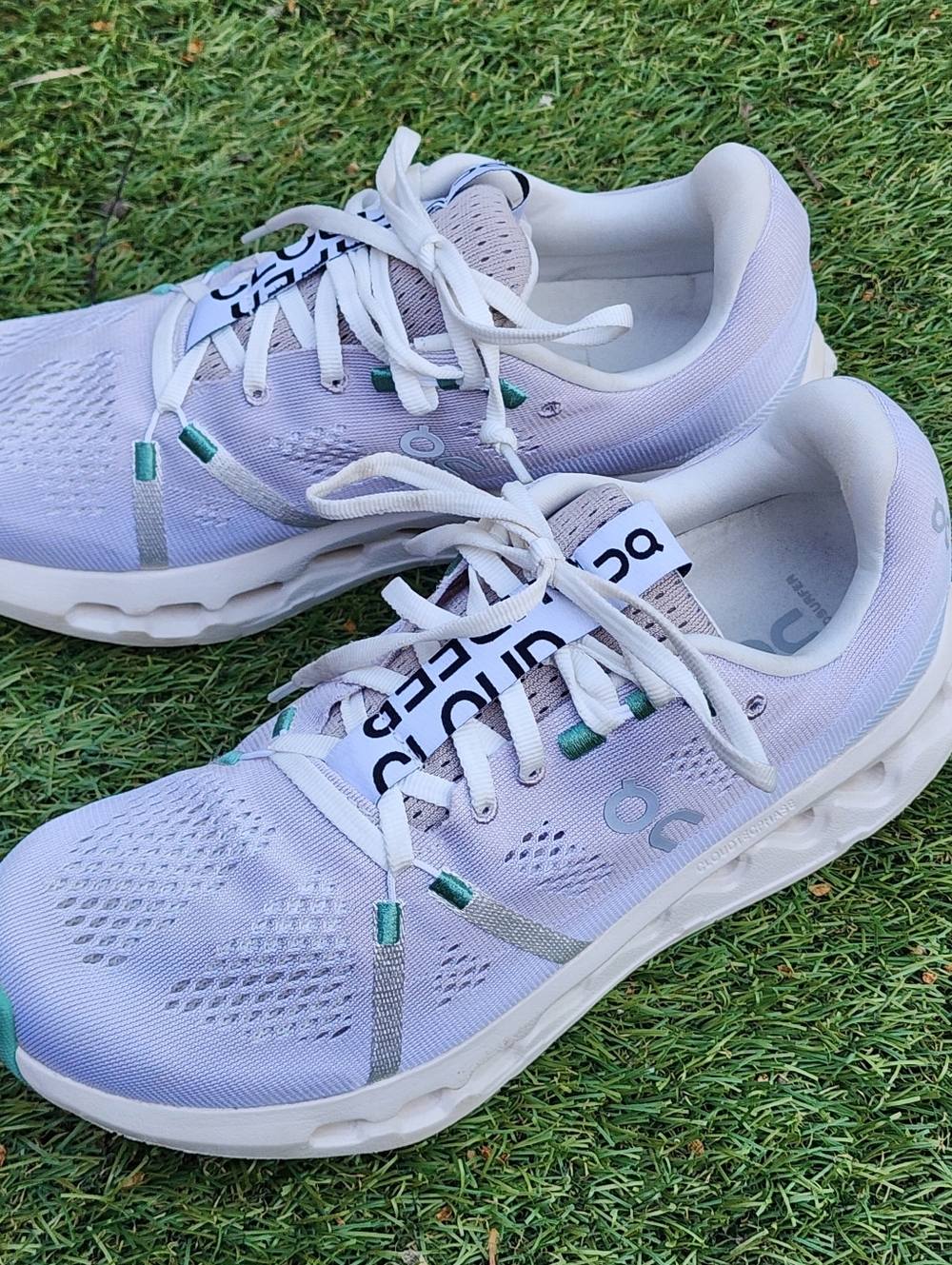 ON CLOUDSURFER - Womens Sneakers - SIZE 9.